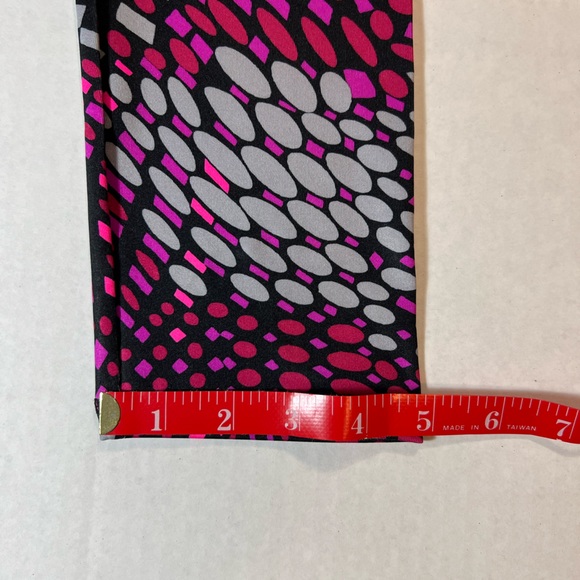 HUE Capri stretchy pant. Multi colors - Picture 6 of 11